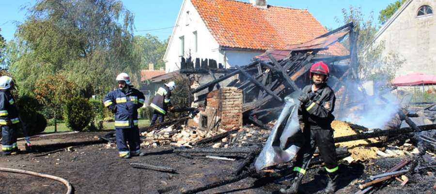 
Dzięki szybkiej reakcji strażaków-ochotników z Długoboru i przybyłych mieszkańców ogień nie przeniósł się na sąsiednie budynki. Niestety pożar zniszczył cały budynek gospodarczy