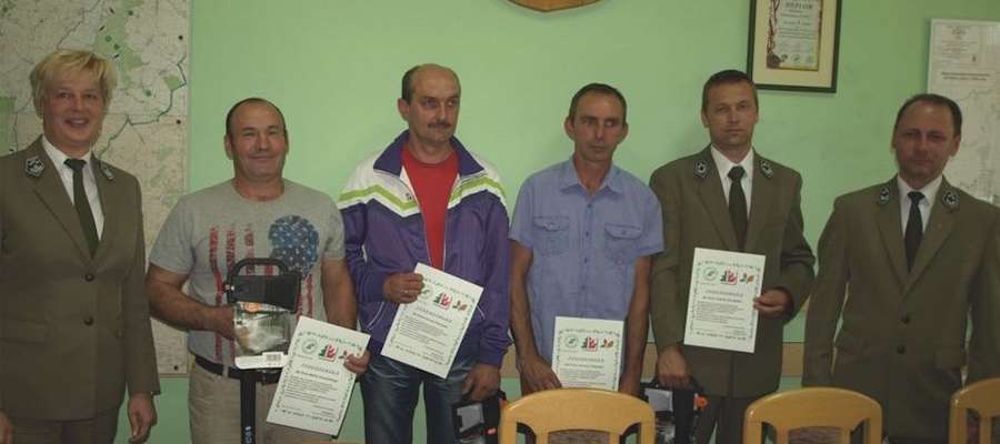 Nagrodzeni leśnicy w towarzystwie Anny Krzyżanowskiej (Nadleśniczy Nadleśnictwa Iława) i Przemysława Pierunka