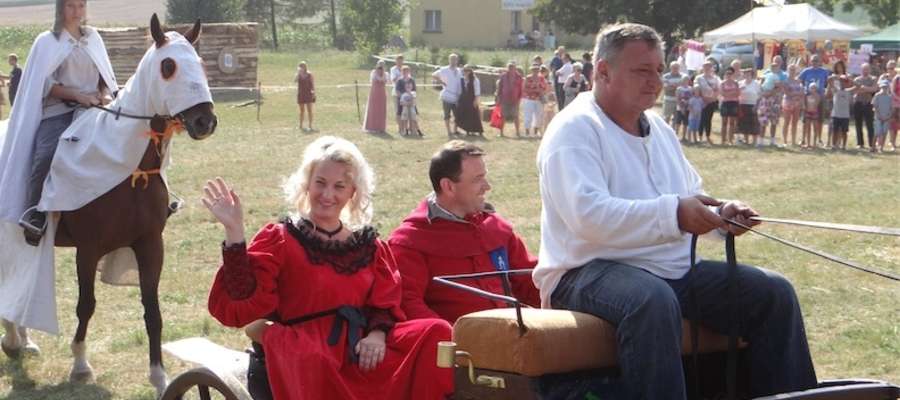 Wjazd wójta gminy Biskupiec Pomorski — Arkadiusza Dobka wraz z małżonką na plac średniowiecznej imprezy