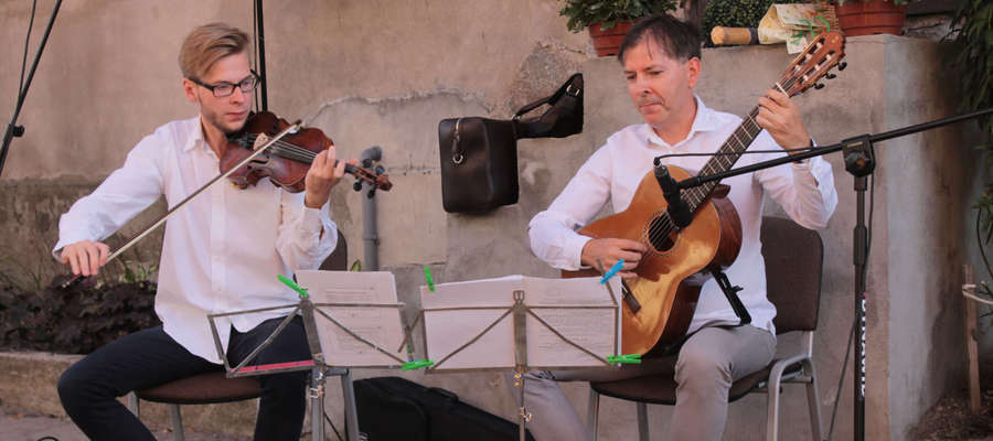 Duo Amabile, czyli skrzypek Filip Popielarz i gitarzysta Wojciech Popielarz jako pierwsi zagrali w Uliczce Artystycznej w Bisztynku.
