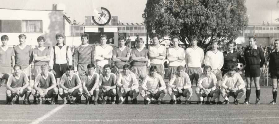 Pamiątkowe zdjęcie piłkarzy Olimpii Elbląg i Legii Warszawa przed meczem w Pucharze Polski, który został rozegrany 24 września 1986 roku
