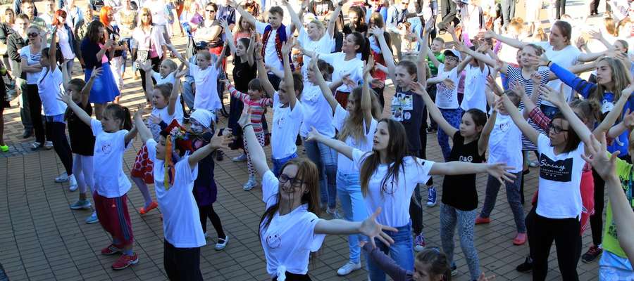 Taneczny flash mob na placu Jagiellończyka z Anną Głogowską