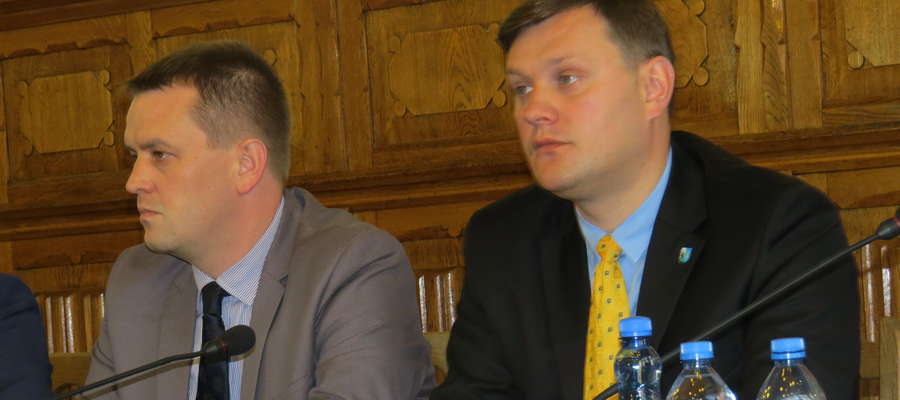 Wicestarosta Michał Krasiński (po prawej) i przewodniczący Rady Powiatu Łukasz Wiśniewski znaleźli się w Zespole ds. opracowania planu rozwoju dróg