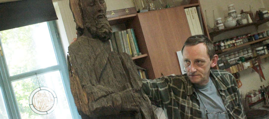 Marek Mak-Gołowacz z rzeźbą św. Jana Nepomucena, która przechowuje w swej pracowni od lutego 2008 roku. 