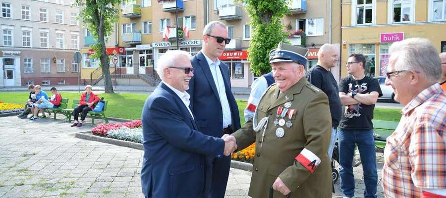 Organizatorzy witają kpt. Jana Sadowskiego - prezesa bartoszyckiego koła Światowego Związku Żołnierzy AK.