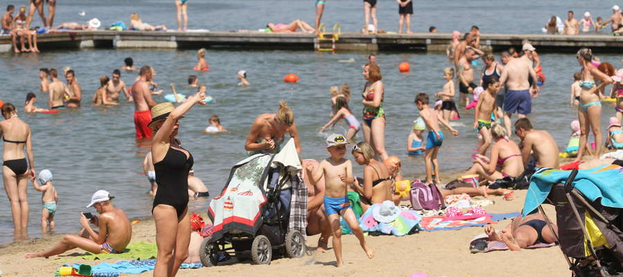 Tegoroczne lato sprzyja wypoczynkowi na plażach. Jedną z kwestii, która dzieli plażowiczów, jest stosunek do dzieci kąpiących się nago. Opinie co do tego są mocno podzielone.