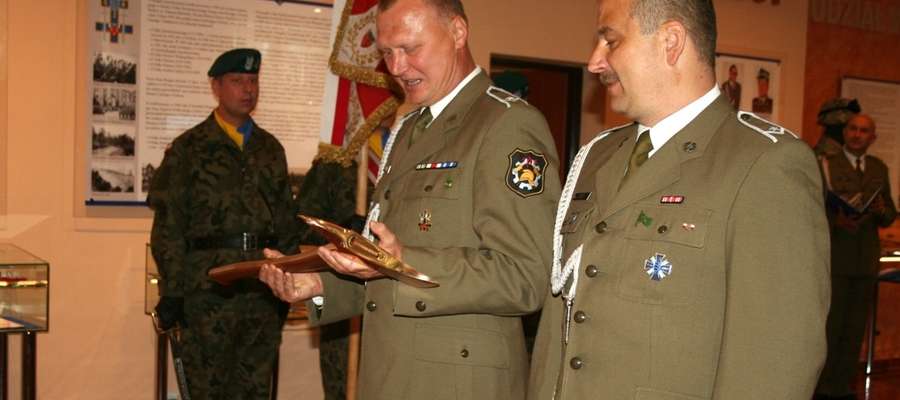 Gen. bryg. Sławomir Kowalski otrzymał od komendantów Wojskowych Straży Pożarnych z Giżycka i Orzysza pamiątkowy toporek strażacki