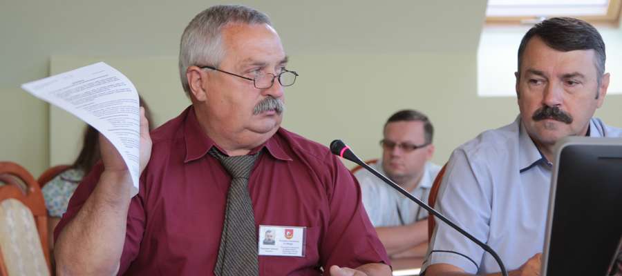 
Stanisław Sołowiej (z lewej) z powiatowego sztabu kryzysowego zapowiada, że jeszcze przez najbliższe dwa tygodnie zagrożenie suszą będzie realne 