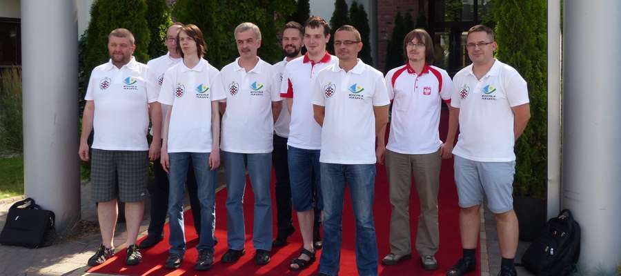 Cała reprezentacja Polski i mistrzowie świata w solvingu: Aleksander Miśta (pierwszy z prawej), Piotr Murdzia (trzeci z prawej), Kacper Piorun (czwarty z prawej