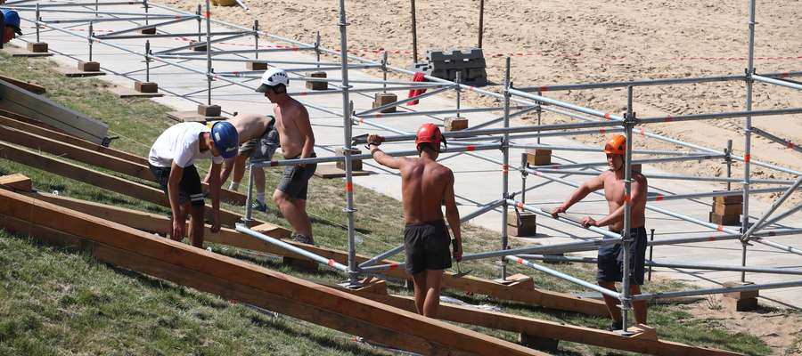 Tak wyglądała w czwartkowe południe budowa głównego stadionu Grand Slam na olsztyńskiej plaży miejskiej. W sumie siatkarze będą rywalizować na pięciu boiskach