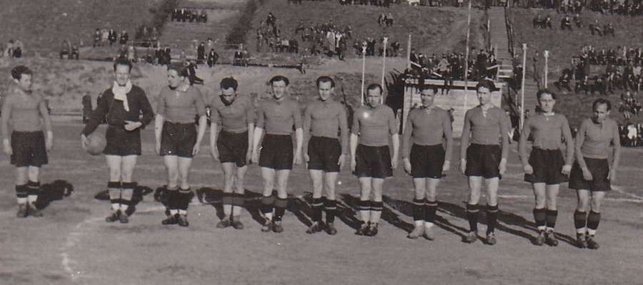 Drużyna Warmii przed meczem rozegranym 4 maja 1947 roku na olsztyńskim stadionie przy ul. Gietkowskiej
