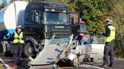 Czołowe zderzenie ciężarówki z osobówką na DK 53 pod Olsztynem. Dwoje nastolatków w stanie ciężkim