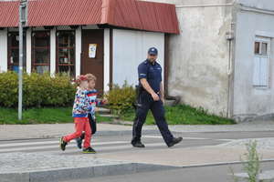 ,,Spójrz w lewo, potem w prawo i znów w lewo...'' - policjanci uczą najmłodszych jak bezpiecznie przejść przez pasy 