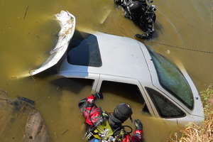 Samochód wpadł do kanału w Małdytach, policja szuka kierowcy