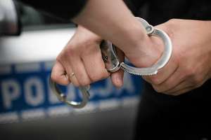 18-latek i 26-latek zniszczyli fiata seicento –  zabrali tablicę rejestracyjną 