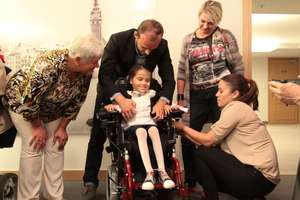 Rotarianie ofiarowali 9-letniej Angelice elektryczny wózek