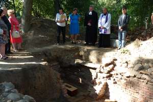 Pochówek na cmentarzu sprzed 400 lat. Szczątki odnalezione w śmieciach spoczęły ponownie w ziemi
