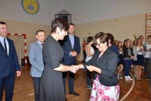 Jadwiga Pietrzykowska - dyrektor Zespołu Szkół w Pieckach otrzymała medal KEN