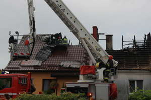 Pożar domu w Zajączkach,  mieszkańcy zdążyli uciec przed ogniem