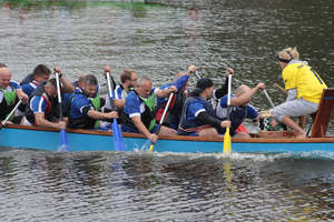 Policjanci z Elbląga wygrali wyścig smoczych łodzi na rzece Elbląg