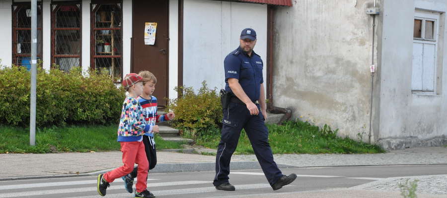 Najpierw funkcjonariusz uczył dzieci zasad bezpiecznego poruszania się po drodze, udzielił instruktażu, a chwilę później przyszedł czas na sprawdzian umiejętności. Policjant czujnym okiem obserwował czy najmłodsi przekładają wiedzę na praktykę. 
