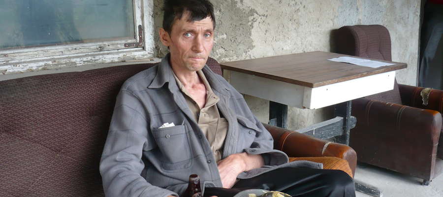 48-letni Jan Osmański przed swoim domem 