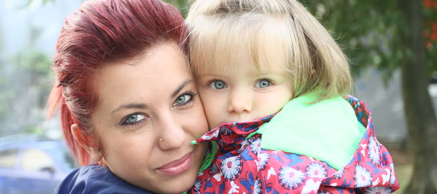 Aleksandra Szymańska z córką Liwią mówi, że życie daje jej szczęście. To, że  jest młoda i nie ma zbyt wielu problemów. Spełnia się jako młoda mama i bawi się z córką