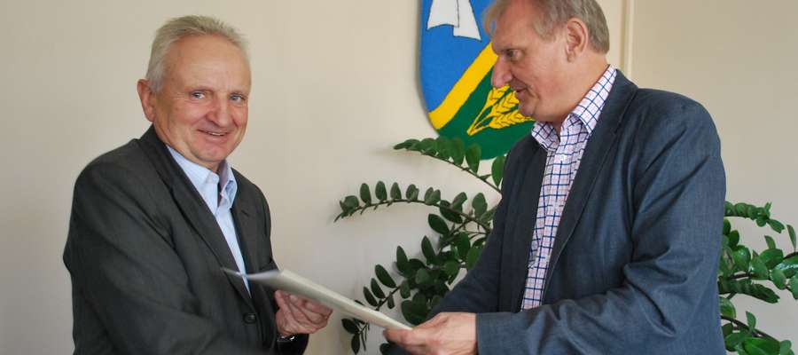 Wójt gminy Iława (z prawej) zawarł umowę na budowę szkoły w Gromotach z Warmińskim Przedsiębiorstwem Budowlanym S.A. z Olsztyna (na zdjęciu prezes Zbigniew Cichy)