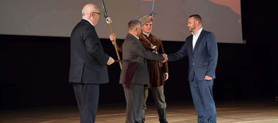 Firma Budokop z Lidzbarka Warmińskiego otrzymała statuetkę Kosyniera Przedsiębiorczości. Odebrał ją prezes Piotr Głodowski (z prawej) Fot. Marcin Kierul