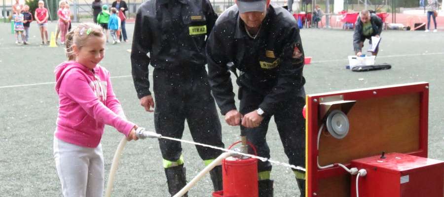 Niesamowite emocje towarzyszyły w konkurencji przygotowanej przez Państwową Powiatową Straż Pożarną. Dzieci przez moment mogły poczuć się dumnie w roli strażaka i sprawdzić się w akcji „gaszenia pożaru”