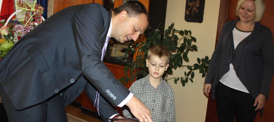 Burmistrz Wojciech Iwaszkiewicz zaangażował się w zbiórkę pieniędzy na leczenie Krystiana. We wtorek gościł chłopca w ratuszu, wręczając mu prezent