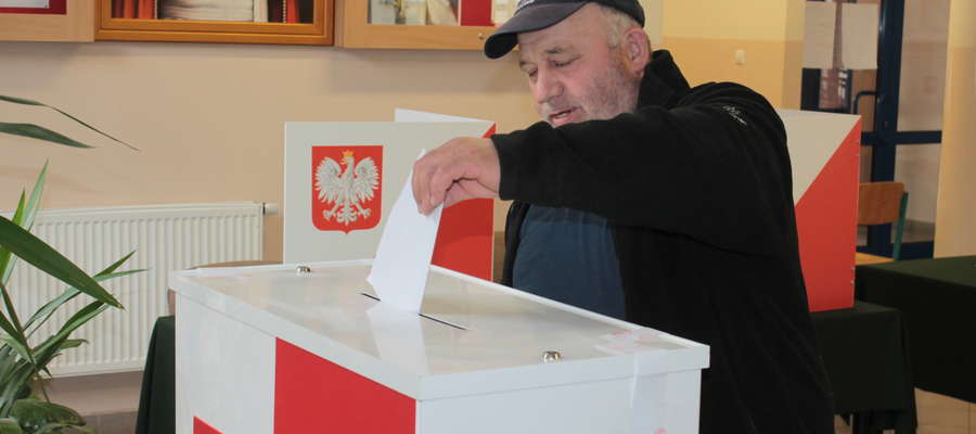 W lokalu referendalnym, w gimnazjum w Bisztynku głosuje mieszkaniec Sułowa.