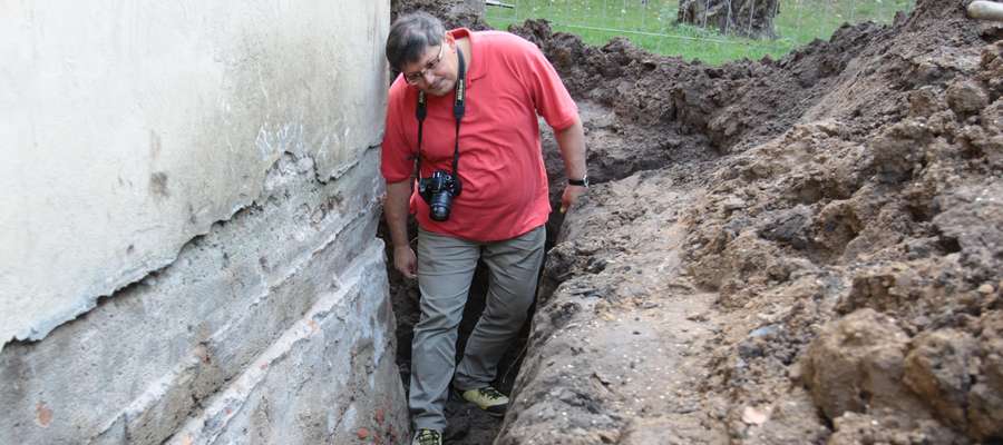 Pracy robotników w Przedszkolu nr 8 przygląda się archeolog Grzegorz Stasiełowicz    