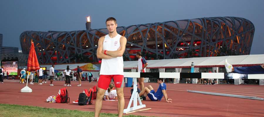 Kacper Kozłowski przed słynnym pekińskim stadionem, na którym nie było mu dane pobiec ani na igrzyskach, ani na MŚ.