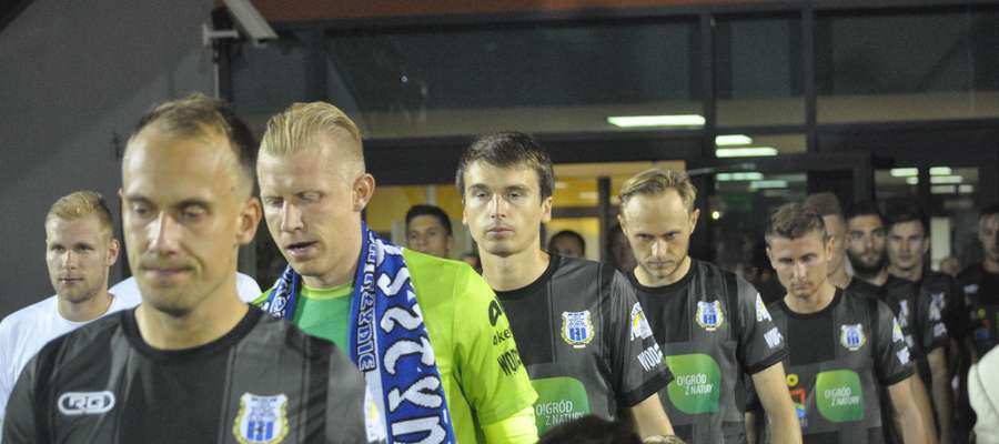 Piłkarze Stomilu wychodzą na stadion w Suwałkach przed meczem z Wigrami. Grzegorz Lech pierwszy z prawej.