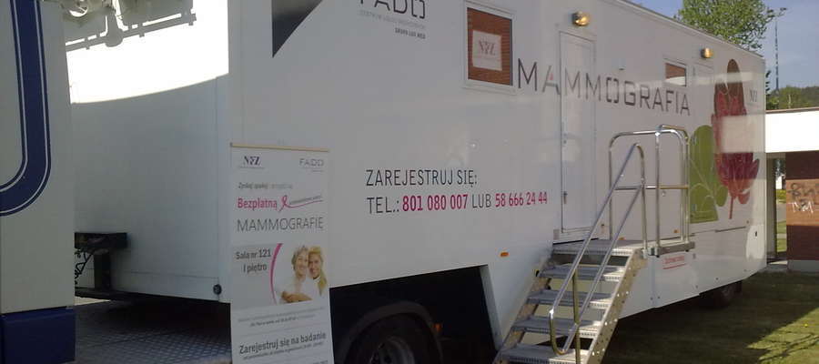 Mammobus stanie przy hali sportowo-widowiskowej w Iławie 