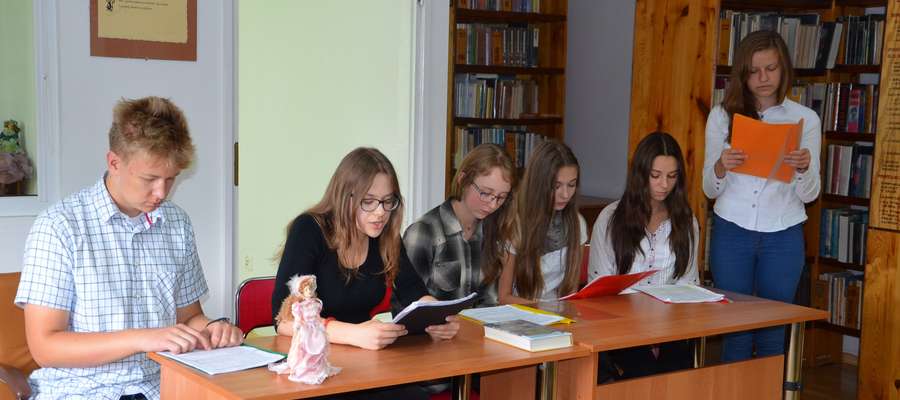 Fragment "Lalki" czytają uczniowie z Gimnazjum im. J. A. Helwinga w Węgorzewie 