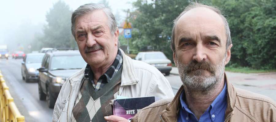 Edward Nowakowski (z lewej) i Piotr Źródlewski przypominają, że mieszkańcy walczą o nową drogę już ponad 30 lat