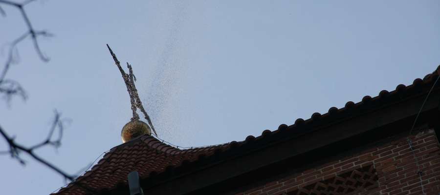 Tak wyglądał rój owadów nad cerkwią greckokatolicką w Górowie Iławeckim.