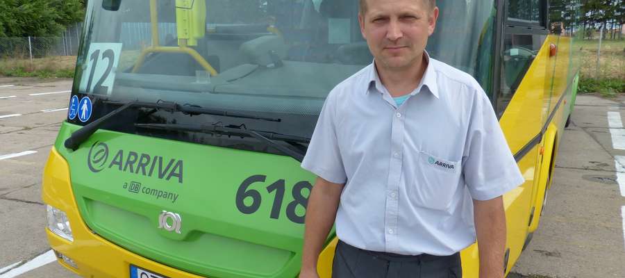 Adam Mączyński jest kierowcą autobusu od około 10 lat