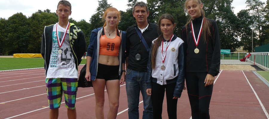 Ekipa MDK UKS Jedynka Bartoszyce w Lubawie (od lewej): Bartłomiej Pawłowski, Karolina Greber, trener Mirosław Figat, Weronika Konowrocka i Oliwia Połujańska
