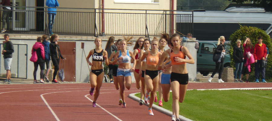 Oliwia Połujańska biegnie na czele stawki (na zdjęciu podczas międzywojewódzkich mistrzostw młodzików)