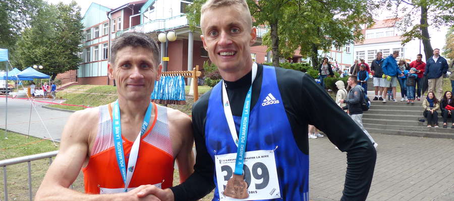 Wygrywać i przegrywać też trzeba umieć... Tomasz Walerowicz (z lewej), który w zeszłym roku wygrał Iławski Półmaraton, tym razem gratuluje zwycięstwa Arturowi Olejarzowi, najszybszemu w tegorocznych zawodach