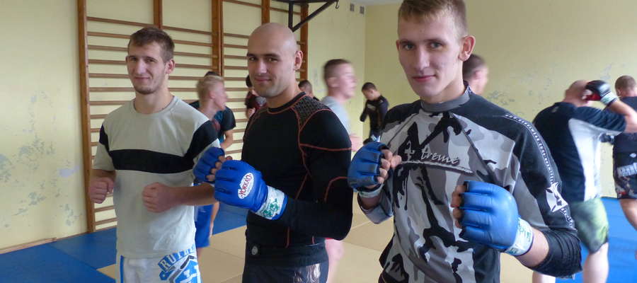 Na zdjęciu od lewej strony: Tomasz Makowski, trener Dawid Tarasiewicz i Kamil Makowski