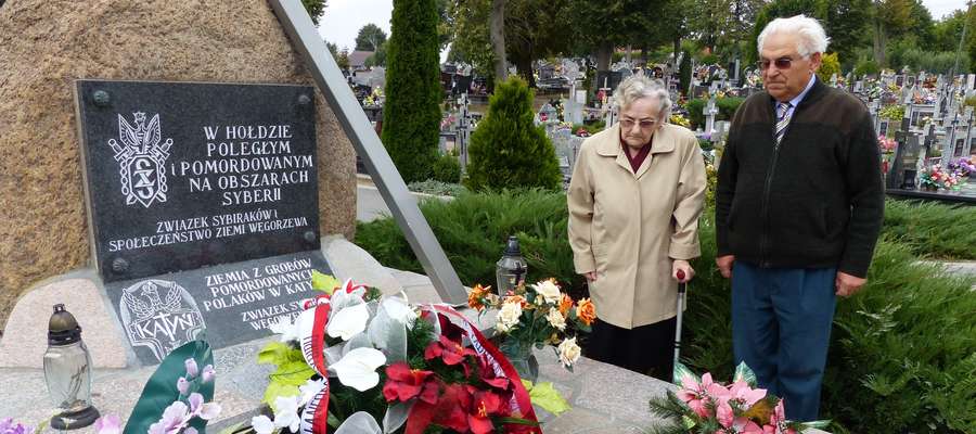 Na zdjęciu Krystyna Ćwir i Stanisław Skrobot przy pomniku upamiętniającym zesłanych na Sybir, który znajduje się na węgorzewskim cmentarzu komunalnym