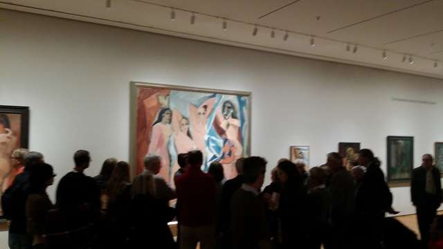 Tłumy przed jednym z dzieł Picassa