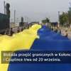 Tatarzy rozwinęli wielką żółto-niebieską flagę. Blokują dostawy żywności na Krym