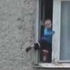 Kilkuletni chłopiec balansował w oknie na 8 piętrze w Rosji. Rodzicami zajmie się prokuratura