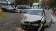 Zderzenie na DK 51. Cztery auta uszkodzone, 23-letnia kobieta w szpitalu
