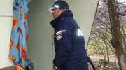 Policjanci pomagają bezdomnym przetrwać zimę 
